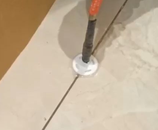 七台河市瓷砖空鼓维修公司专业解答瓷砖在铺贴过程中，如果没有涂抹均匀到位的粘结材料（如水泥砂浆或瓷砖胶），可能会导致以下问题